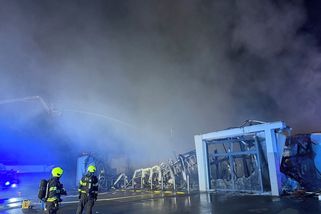 Požár kladenského Lidlu způsobil zkrat. Hasiči jsou stále na místě - Novinky